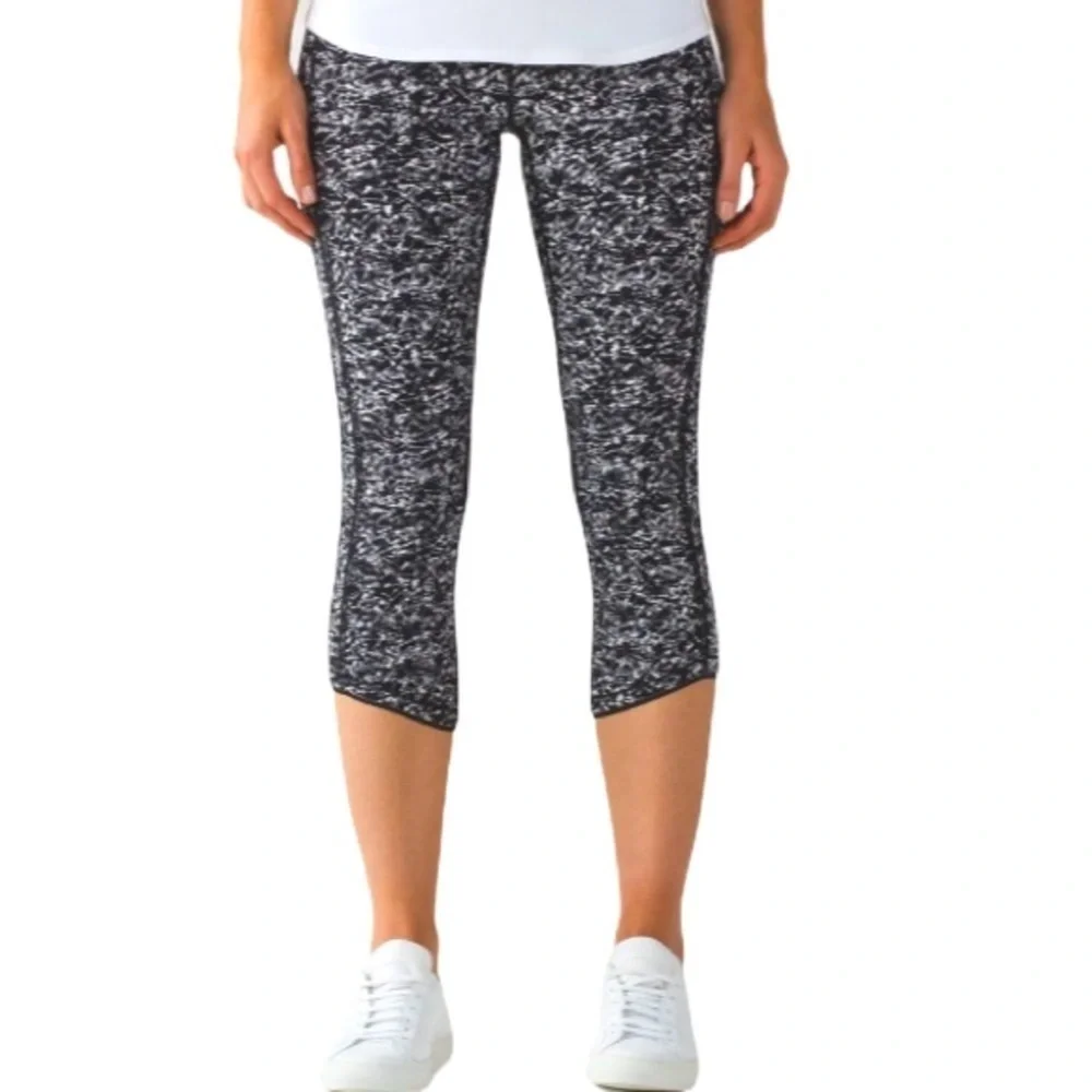Lululemon Athletic Black & White Deep Breath Cropped Mesh Leggings size 4